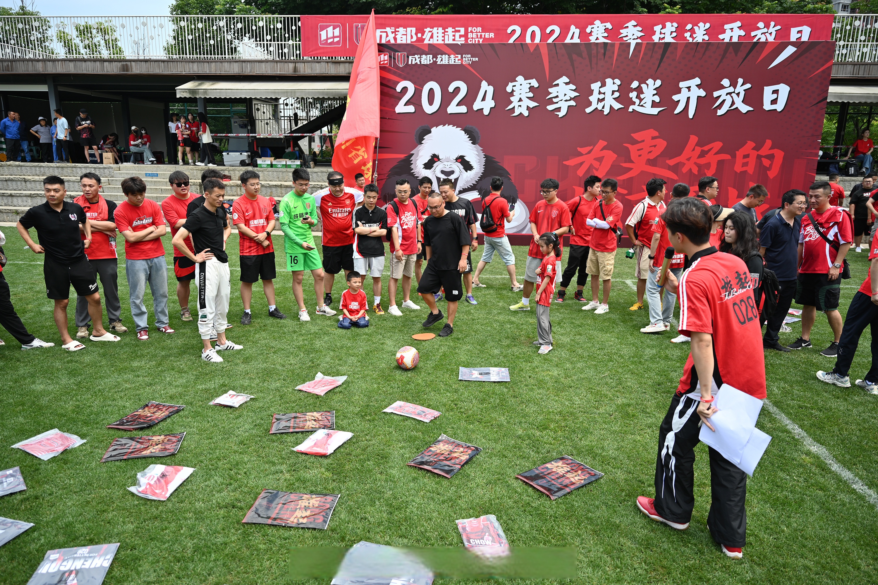 关于传奇球员回归训练场,球迷掌声不断的信息 关于传奇球员回归训练场,球迷掌声不断的信息