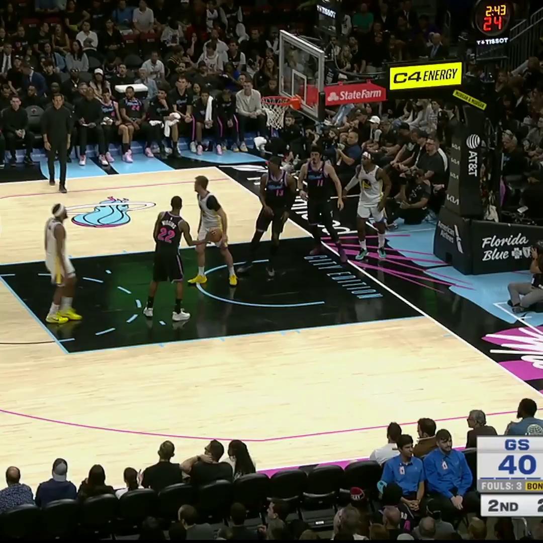 关于勇士一路领先尼克斯，库里命中全场最多三分的信息