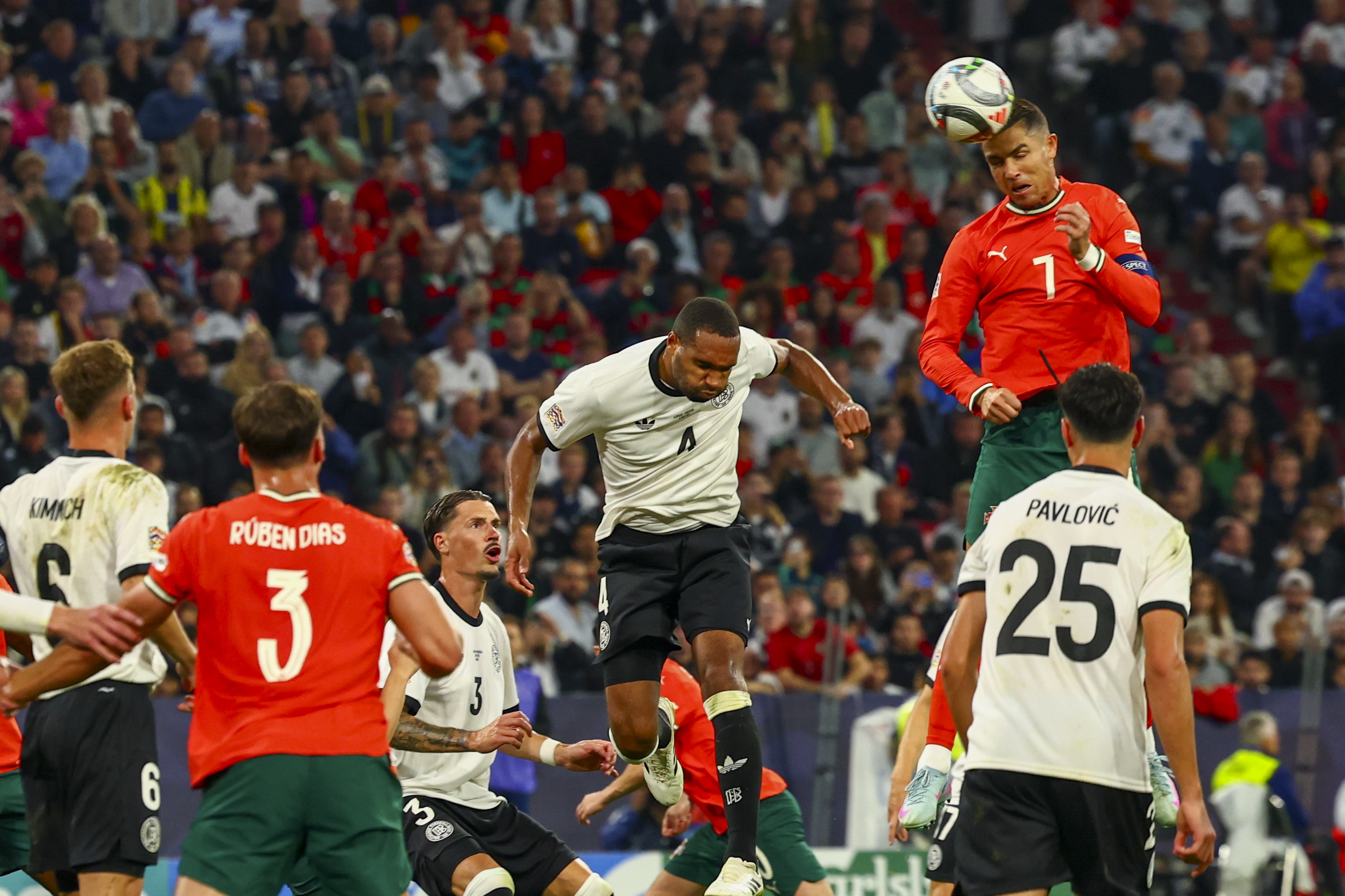 包含欧洲杯冷门频现，小国球队成功晋级的词条