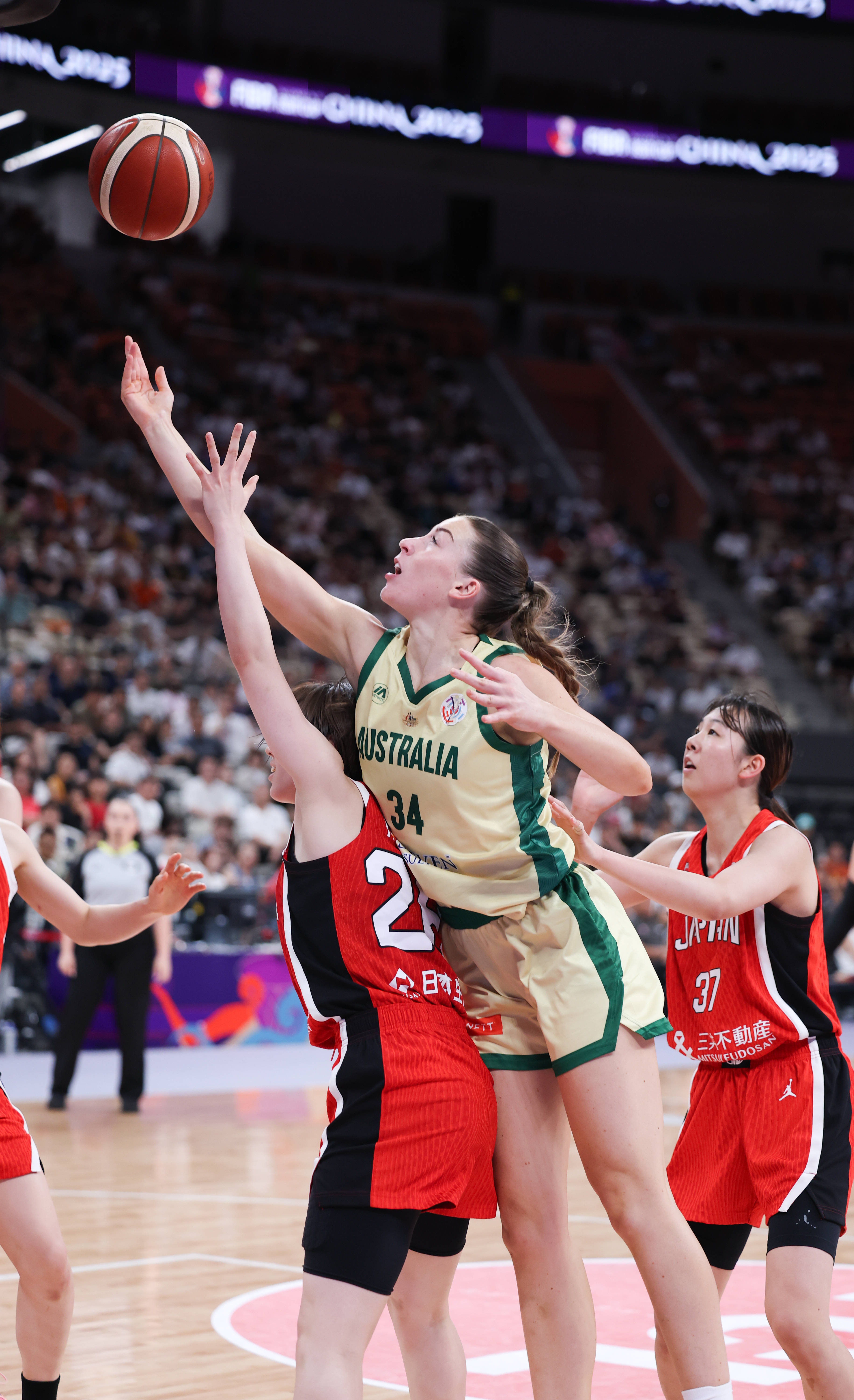 关于国际篮球比赛：澳大利亚大胜俄罗斯进入半决赛的信息