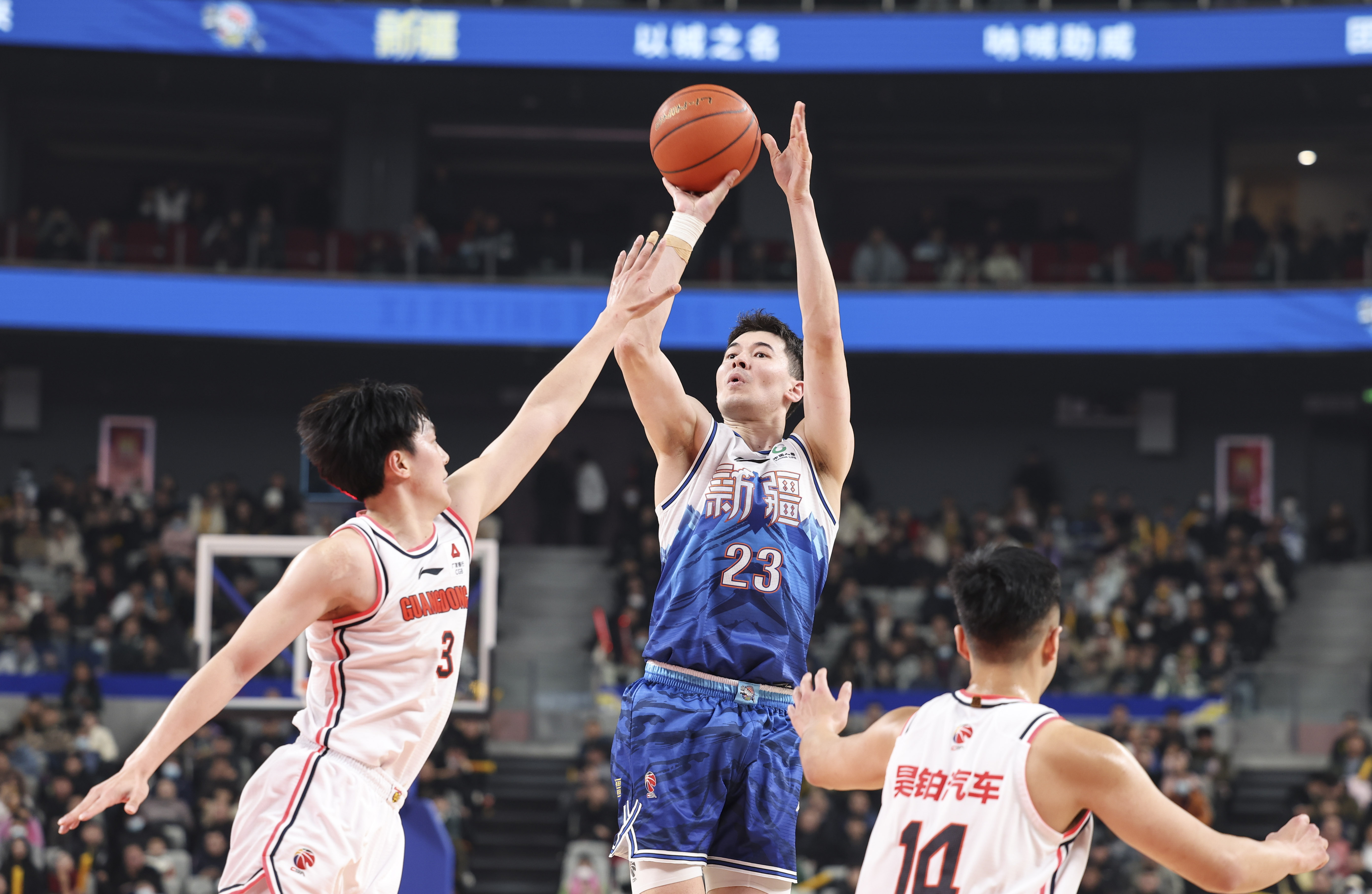 CBA比赛：辽宁大胜南京
