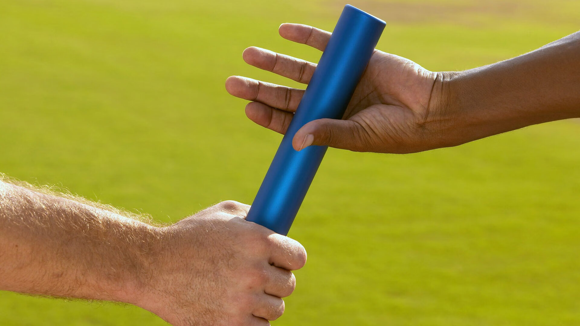 跨洋对决的星光，利拉德高光映照尼克斯险胜青岛队背后的篮球全球化